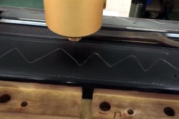 点胶机在汽车电子元器件生产中的应用