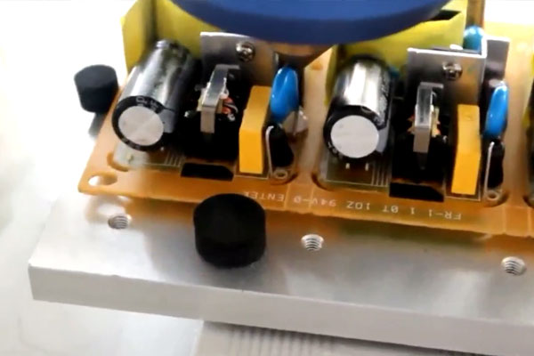 点胶机在线路板点胶中的应用